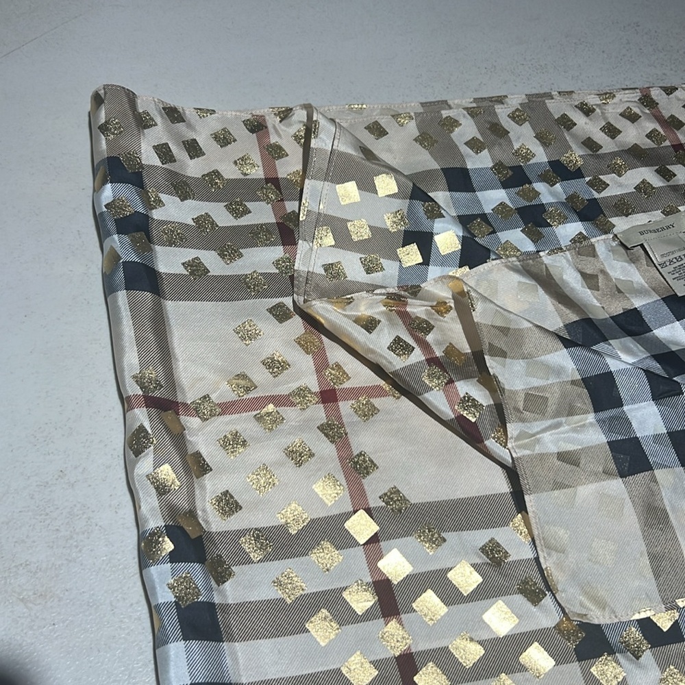 Burberry elegant reversible classic checkered with gold accents - Picture 2 of 5